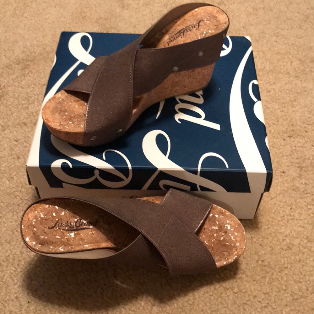 Super cute Lucky Brand metallic cork wedge!